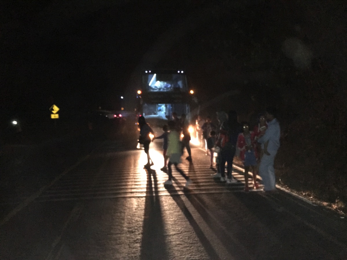 深夜の山道で緊急停車したバス。乗客が次々と外に降りていく