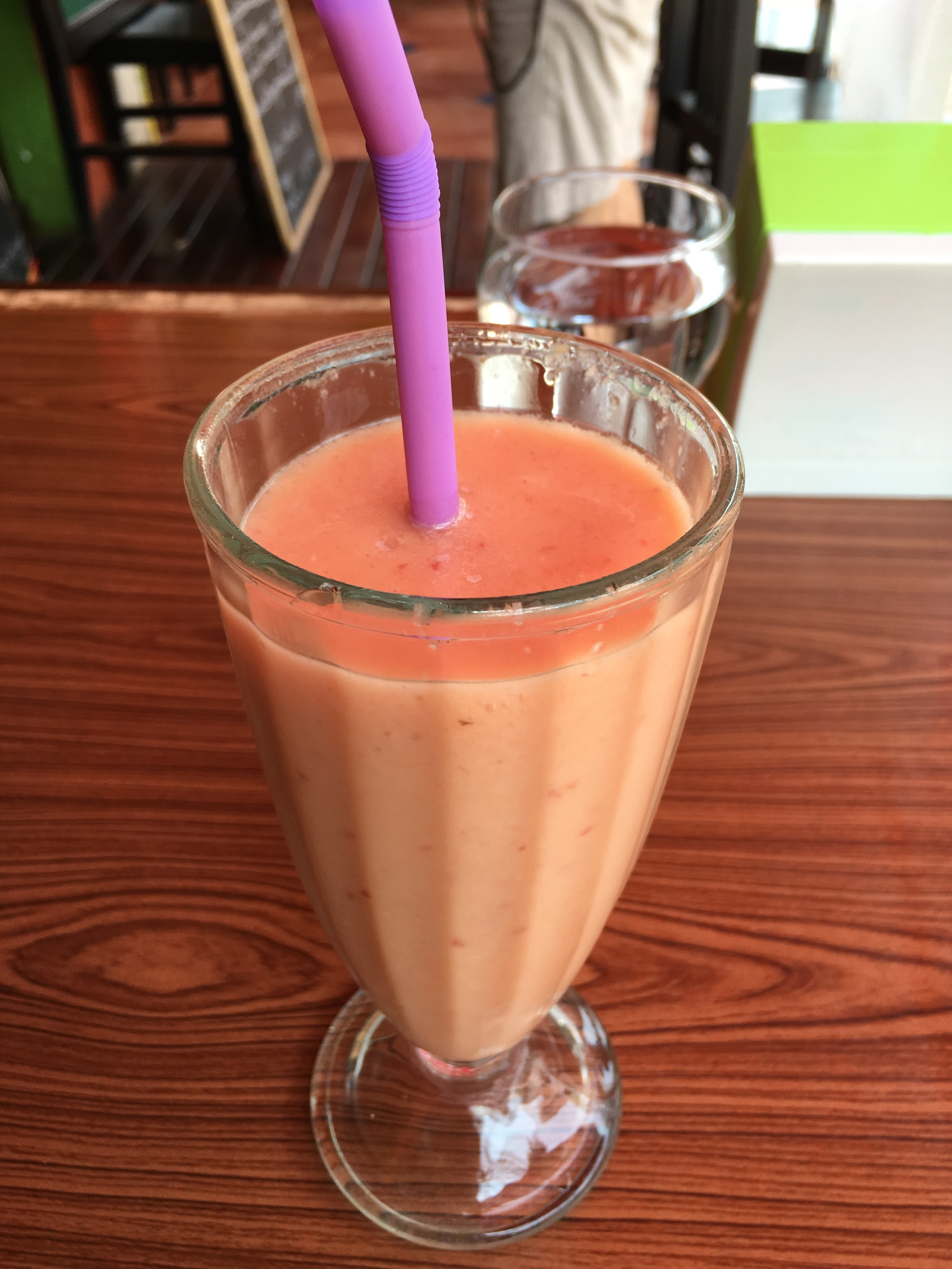 ヴィエンチャンのカフェで飲んだ南国フルーツのスムージー
