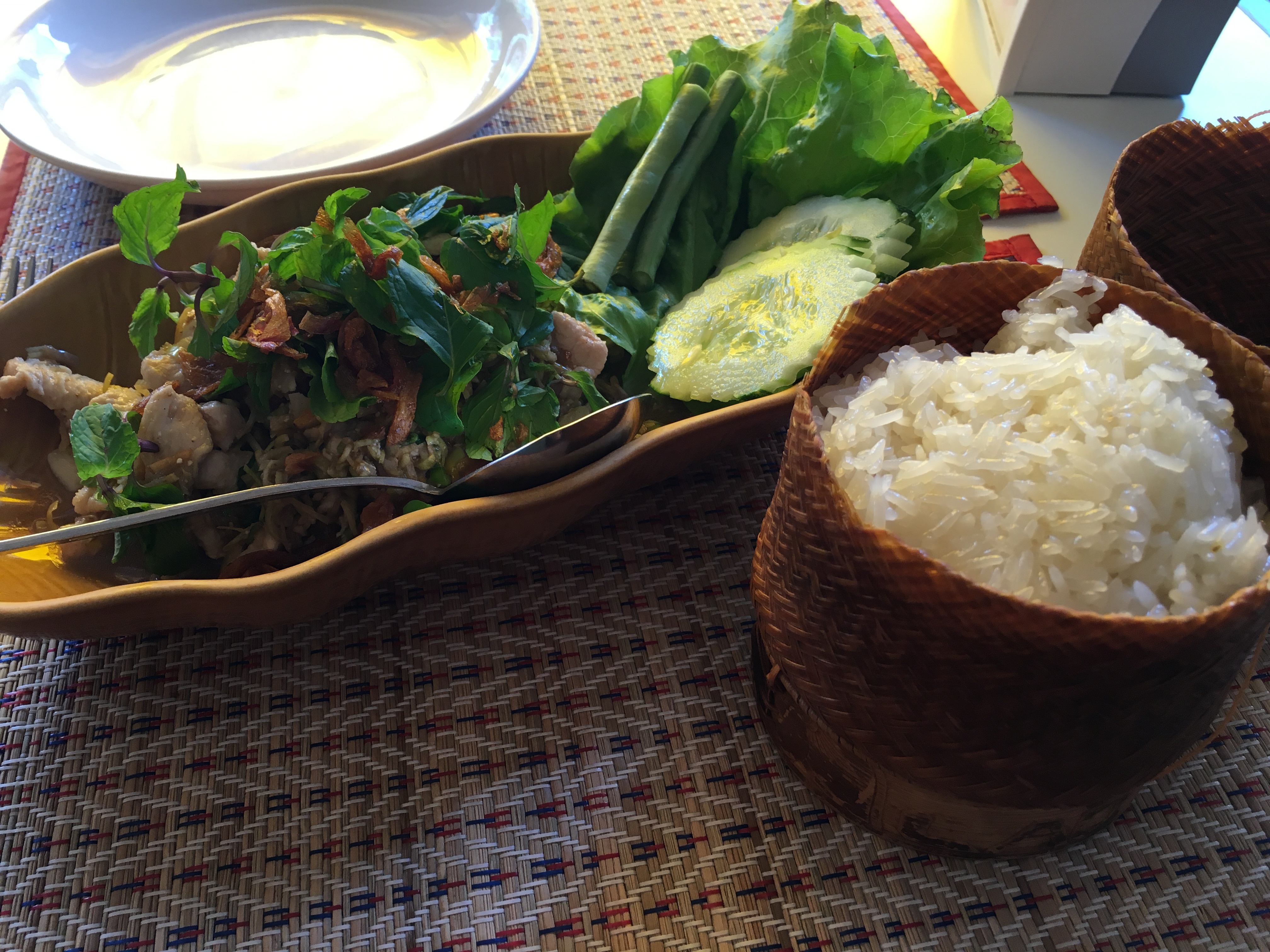 ラオス料理の定番ラープと、カオニャオ（もち米）